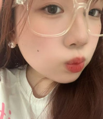 大奶肥臀眼鏡學生妹自拍單純可愛，私下極度反差，被老司機調教啪啪