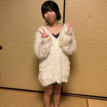 【無修正露臉】我們拍到了一位笑容甜美、活潑開朗的女孩，她看起來比實際年齡22歲要年輕得多！她迷人的酒窩和她的職業讓我感到驚訝。