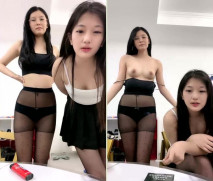 極品眼鏡美少女！和漂亮眼鏡閨蜜！男主加入操逼，可惜閨蜜來大姨媽，埋頭吃雞巴也是騷的很