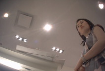 神級大師商場極限抄底多位小姐姐裙內，各種透網丁字內褲陰毛外露，白裙騷女無奶罩出門一對車燈清晰可見