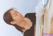 潛入圖書館跟蹤美女學妹去廁所偷拍肥美的鮑魚