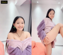 卡哇伊鄰家小妹妹！清純甜美新人！脫掉睡衣肉嘟嘟，多毛超嫩小穴，自摸拿出跳蛋震動，爽的低低呻吟