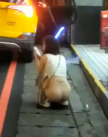 丁字褲妹當街脫褲 下秒舉動眾人傻眼