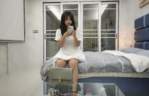 白裙美少女純純顏值很心動啊 扒掉衣服立馬舔吸套弄揉搓 呻吟銷魂扒開美腿扶著雞巴猛力進出啪啪