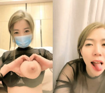 模特小姐姐下海！高顏值超性感！一對豪乳透視裝，情趣開檔內褲，揉搓騷穴，讓人欲罷不嫩