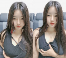 超極品的妞子來救贖狼友來了，擼管推薦風騷誘人的大奶子自己揉捏著伸著舌頭要舔狼友的大雞巴，電動道具插逼