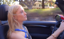 苗條時尚富家小姐姐開著車主動上門送上嬌軀逼穴，高跟大長腿大力張開露出粉嫩逼逼肉棒進出爽浪叫