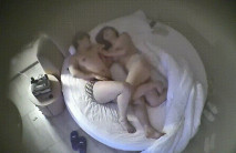 上帝視角 胖男人的豐滿媳婦 奶子又大又白 胖子內褲都不脫先打幾桿過癮再說 情到濃處最後直接內射