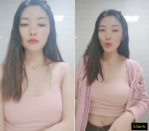 新人下海氣質美御姐！吊帶背心浴室誘惑！洗澡濕身抖奶，掰穴特寫手指插入猛扣，爽的浪叫呻吟大聲