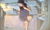 上帝視角真實偸拍高顏刺青長髮女賓館約炮，反差騷女特別主動蜂腰翹臀太能嗲叫了，還邊拍邊幹，高潮喊爸爸