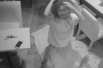 黑客破解酒吧監控攝像頭偷拍 紋身男與氣質女友店內做愛爽的捂住嘴巴