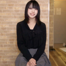 【無】地雷系辣妹！ 試著說了一下，笑容非常可愛，也很喜歡性愛，纖細的身材和穿著及膝襪的美腿，潮吹水，吞精，中出