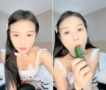 極品尤物新人美女！近期下海黃瓜自慰！性感情趣裝丁字褲，扒開內褲摩擦騷穴，黃瓜插完跳蛋上