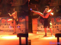 共用大廳午夜放福利 裸體艷舞歌曲時裝表演尺度大膽豪放，妹子質量都不錯，亮點是猥瑣大叔上台揩油舞女