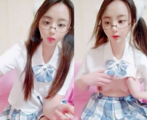 雙馬尾外表文靜妹妹！JK裝道具自慰！張開雙腿多毛騷逼，粗大假屌抽插，低低呻吟嬌喘