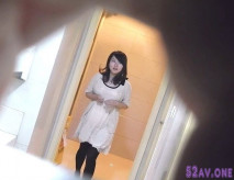 大神溜進校園偷拍白白嫩嫩的美女老師