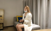 女神級御姐黑絲包臀裙白皙大長腿約到酒店 端莊坐在沙發上獸性大發啪啪盡情大力操