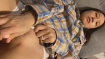 真實大學生反差婊學妹被變態折磨用假陽具快速抽插騷逼，被男友大屌插到噴尿淫叫