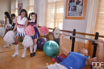 健身還是很有必要的 雄壯身軀把兩個妹子迷住主動貼乳勾搭 兩張小嘴吞吸肉棒硬邦邦坐上去啪啪起伏套弄