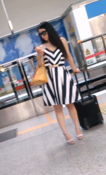 大神地鐵站一路跟蹤抄底穿著性感騷丁的長裙高跟少婦