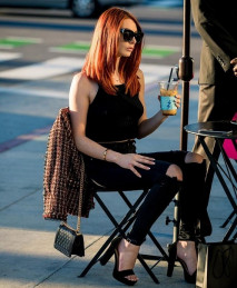 時尚氣質粉嫩嫩小姐姐肉體軟軟，揉捏愛撫掏出肉棒小嘴用力吞吸太爽了，對著逼穴狠狠插進去聳動碰撞