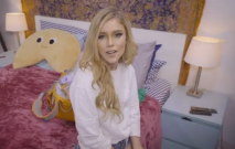 女兒打扮的時尚性感楚楚動人 渴望眼神盯的人雞巴硬邦邦衝動掏出來吞吸挑逗 極品肉體狠狠搞