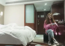 約T恤小姐姐楚楚動人風情讓人忍不住抱緊狠狠揉捏親吻，這豐腴肉感身材壓上去啪啪用力撞擊深入美味