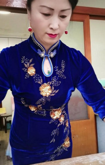 內蒙古包子鋪老闆娘，黑絲穿起來風艷尤物，自慰迷倒一批批小年輕！