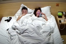 酒店偷拍 眼鏡情侶三天兩夜 準備上情趣套裝 沒日沒夜的做愛 人瘦屌長 把美女幹爽了