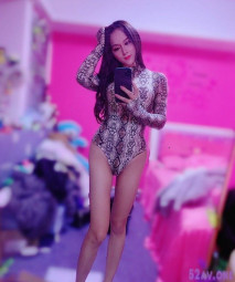 高顏值妖妖夏娜小姐 這麼可愛的小姐姐，舔姐姐的雞巴爽嗎，好爽 求姐姐操我，淫蕩小鮮肉被溫柔姐姐愛操！