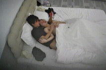 上帝視角  小夥子玩女友的奶頭都玩出殘影了 女友被後入時那腰線看著真稀罕 騎脖塞屌 還拍照紀念