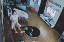 弟弟出差在家裡偷裝監控偷拍 到媳婦扎著腰帶和哥哥在客廳沙發偷情上位騎得很爽