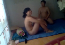 攝像頭破解偷拍農村2對夫妻大白天擋上窗簾家中脫光玩換妻遊戲